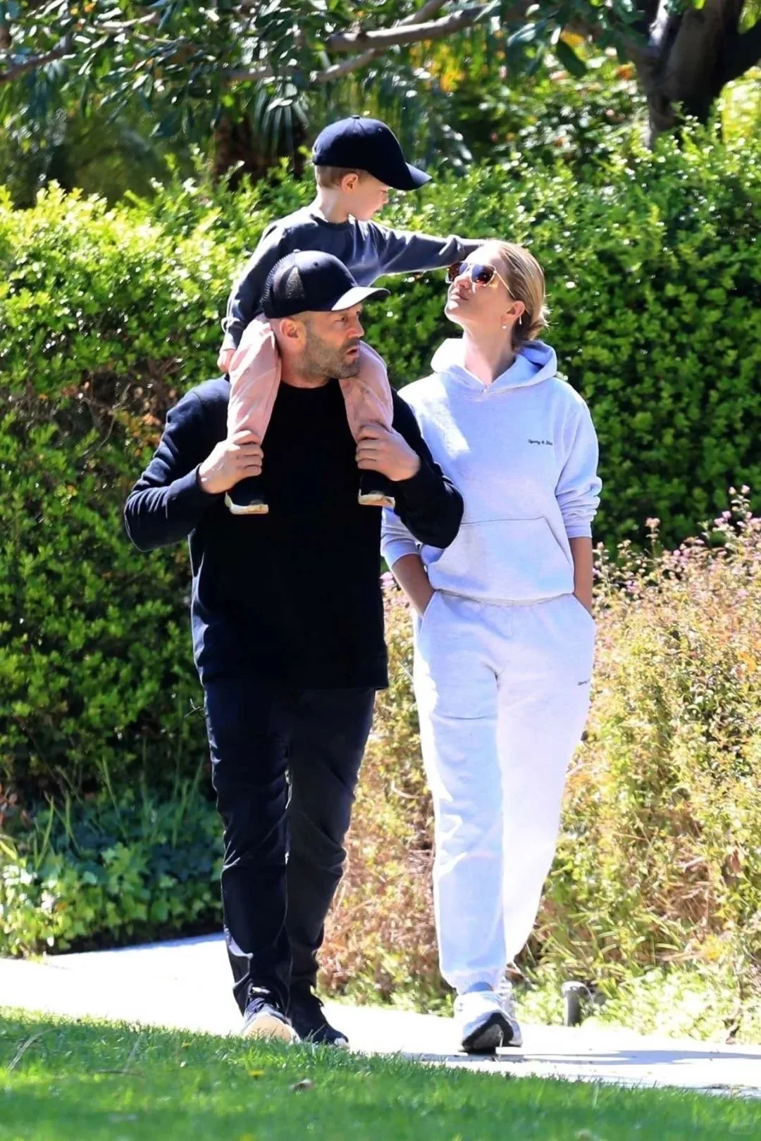 帅呆啦！杰森·斯坦森与小20岁妻子意大利度假