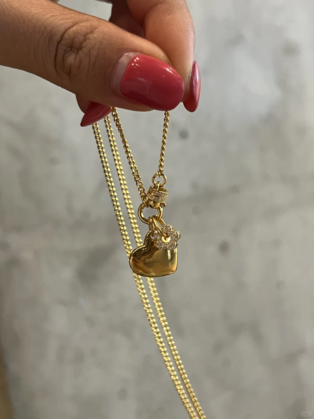 小美女的黄金项链