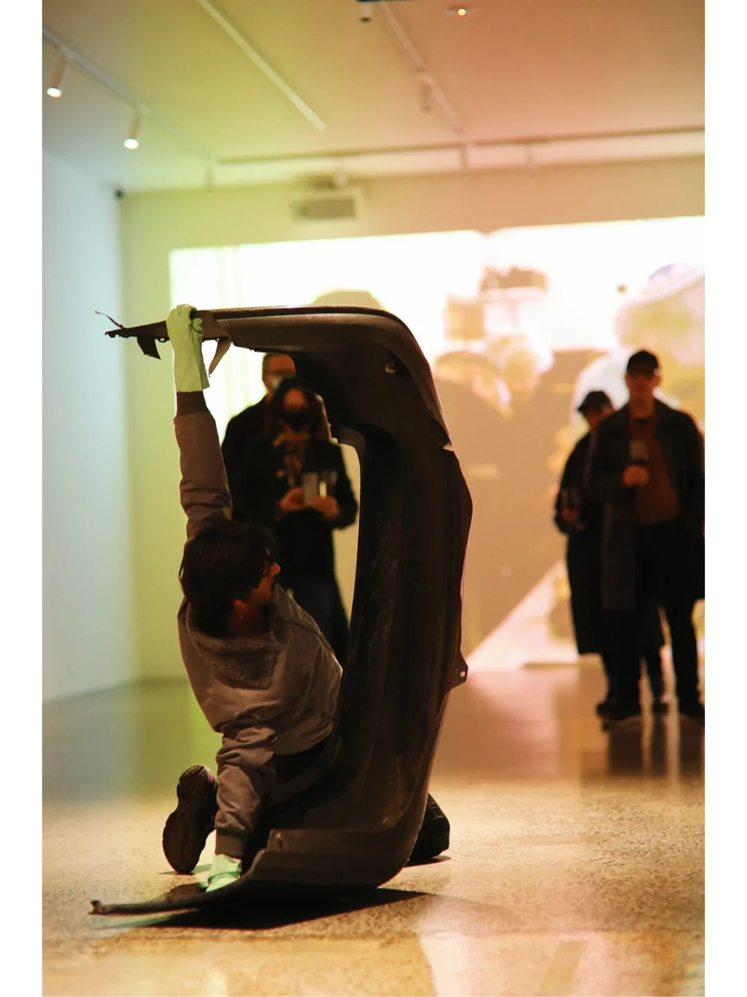 墨尔本艺术家当众脱👖