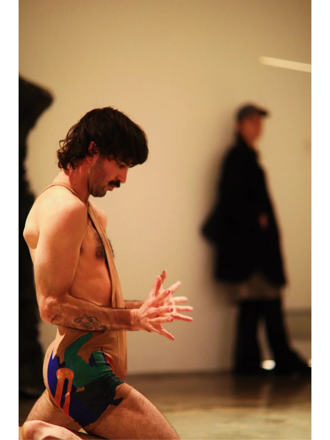 墨尔本艺术家当众脱👖