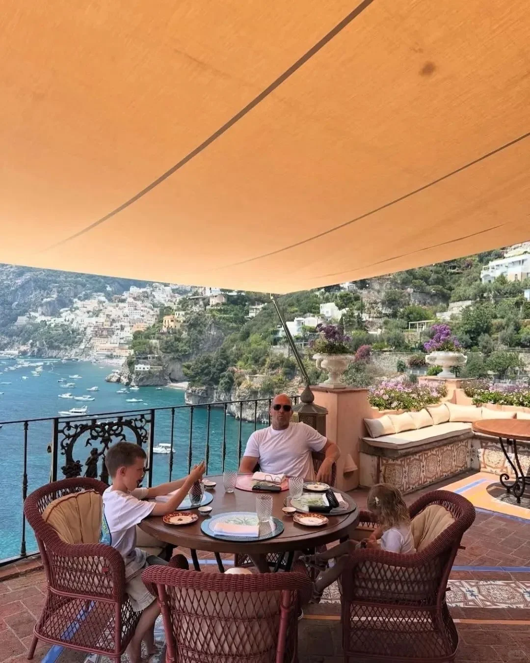 帅呆啦！杰森·斯坦森与小20岁妻子意大利度假