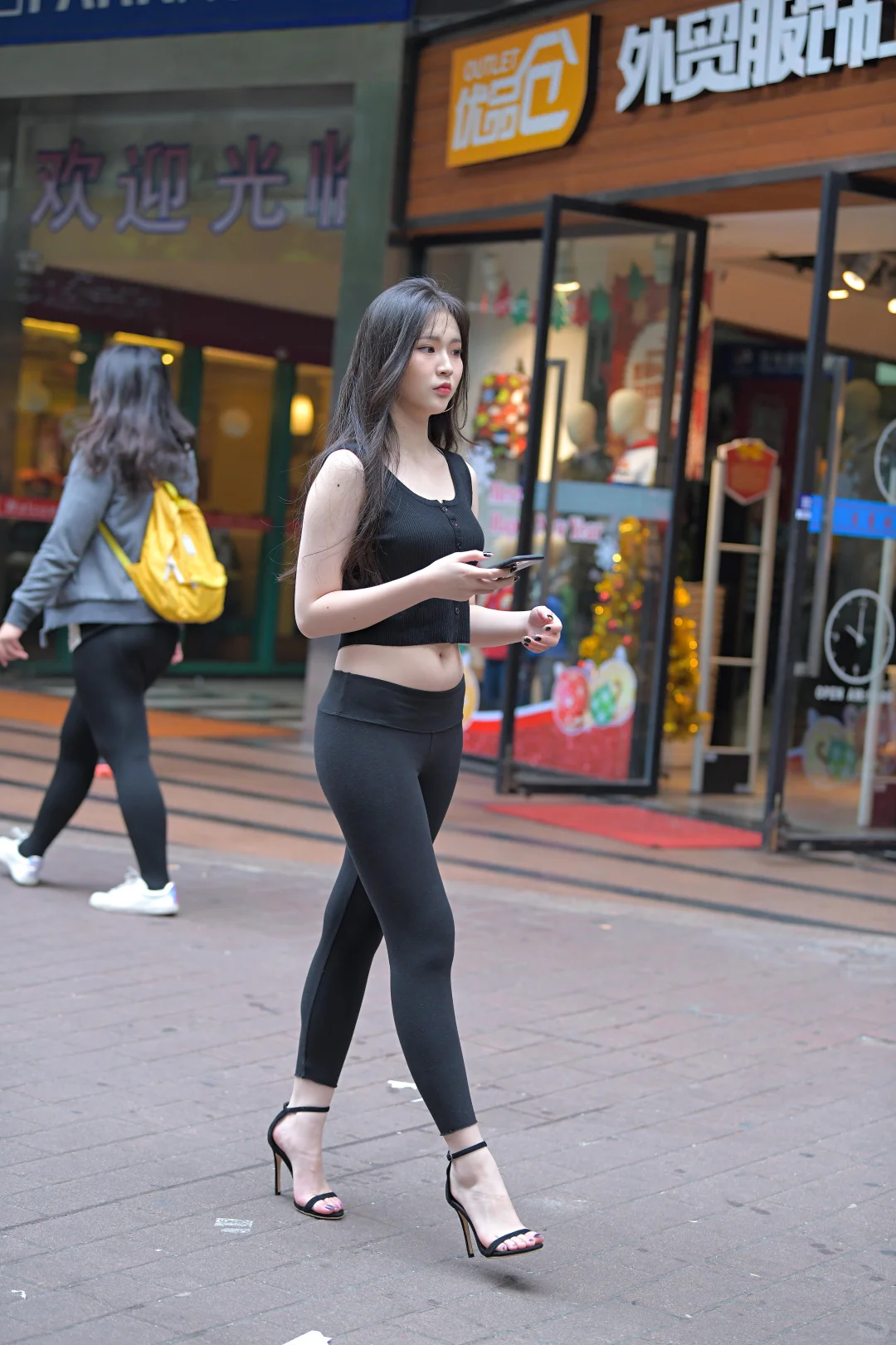 美女街拍|黑色瑜伽裤女神|身材好到犯规！