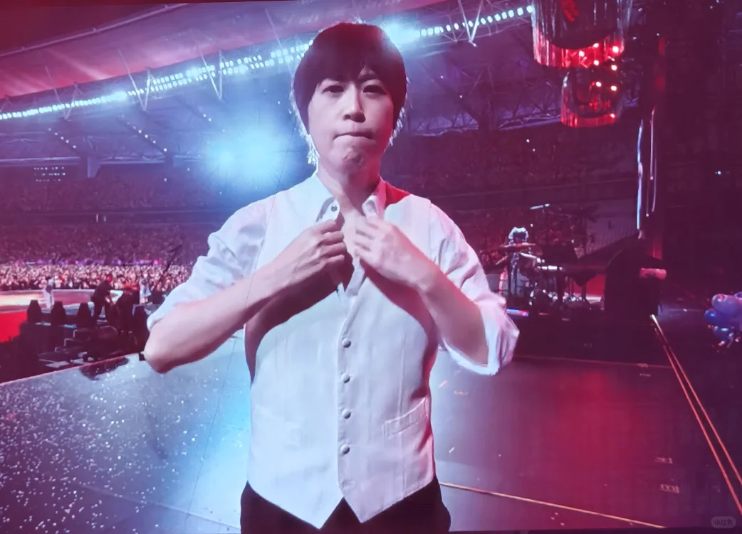 信女愿一生荤素搭配只求主唱脱上衣