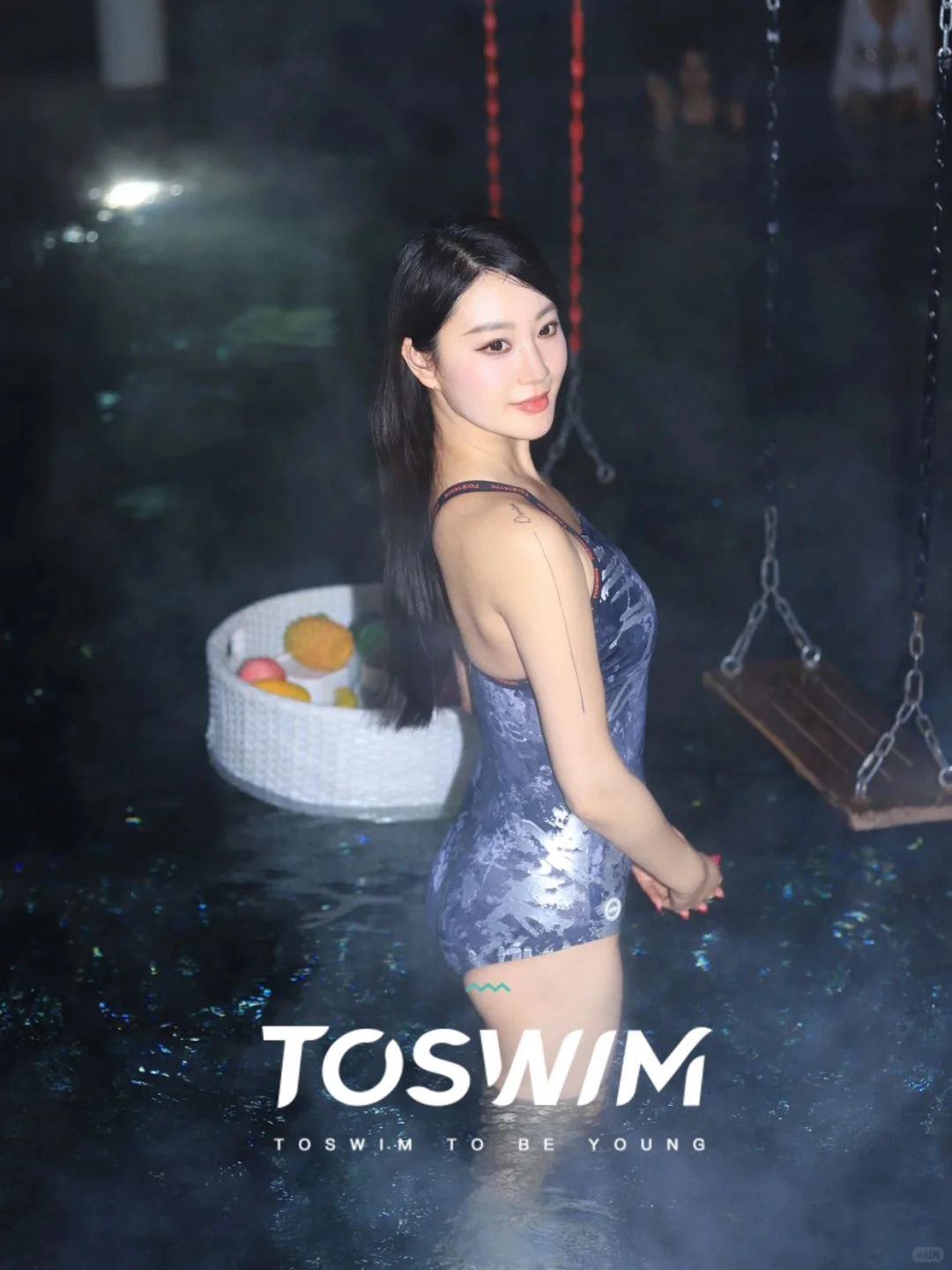 金属银印泳衣绝了！暖光下温泉出片超吸睛