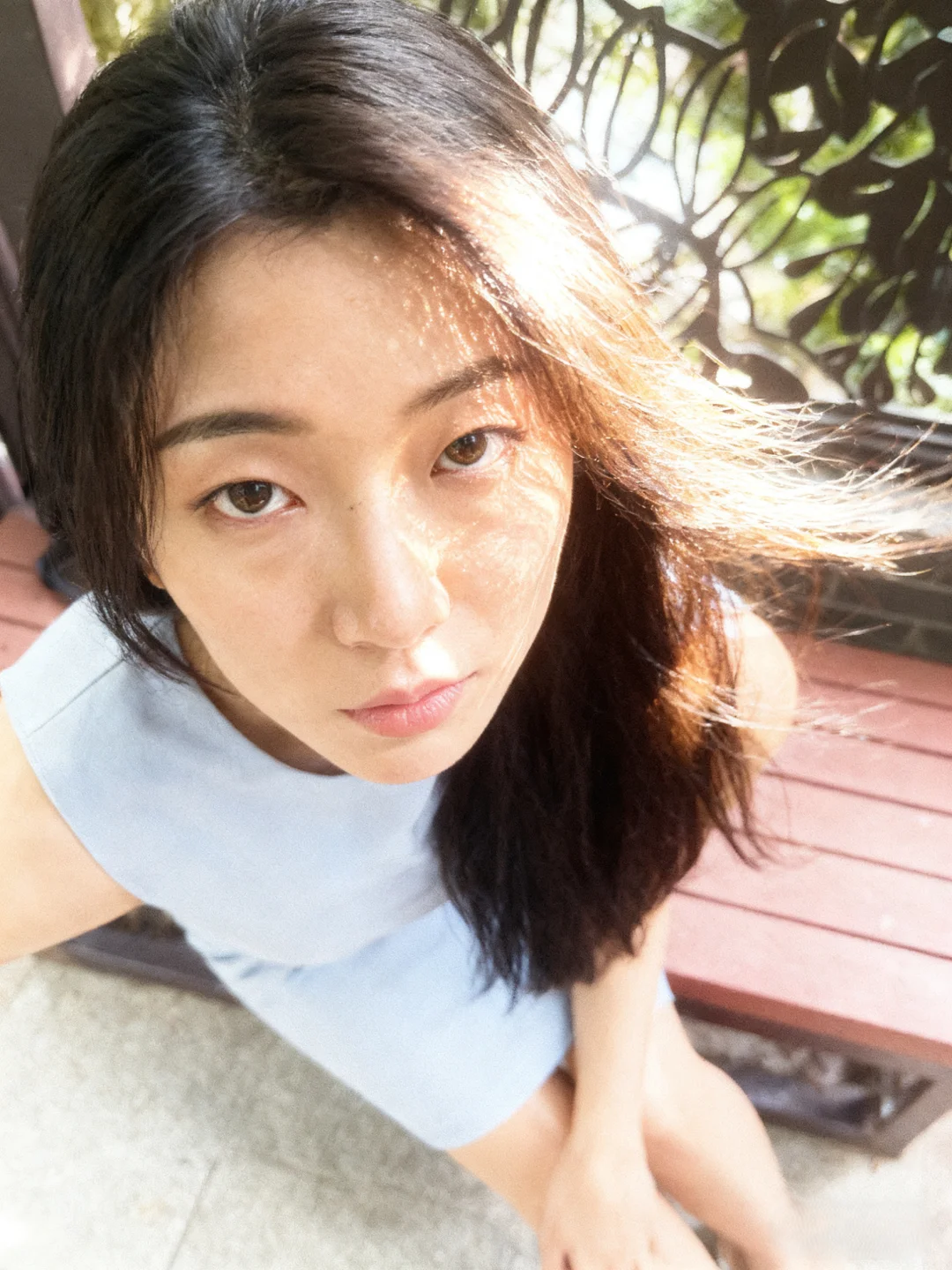 职场通勤 OOTD｜浅蓝连衣裙 + 光泽丝袜