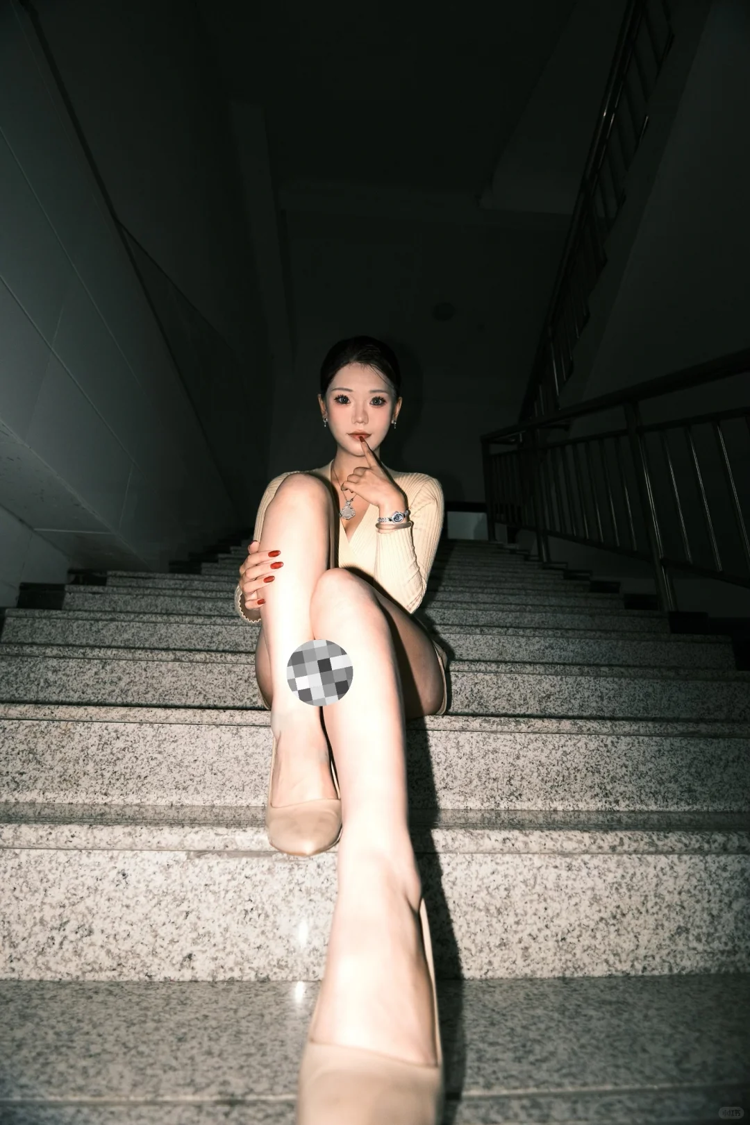 再说废话 就用高跟鞋踩烂你的嘴