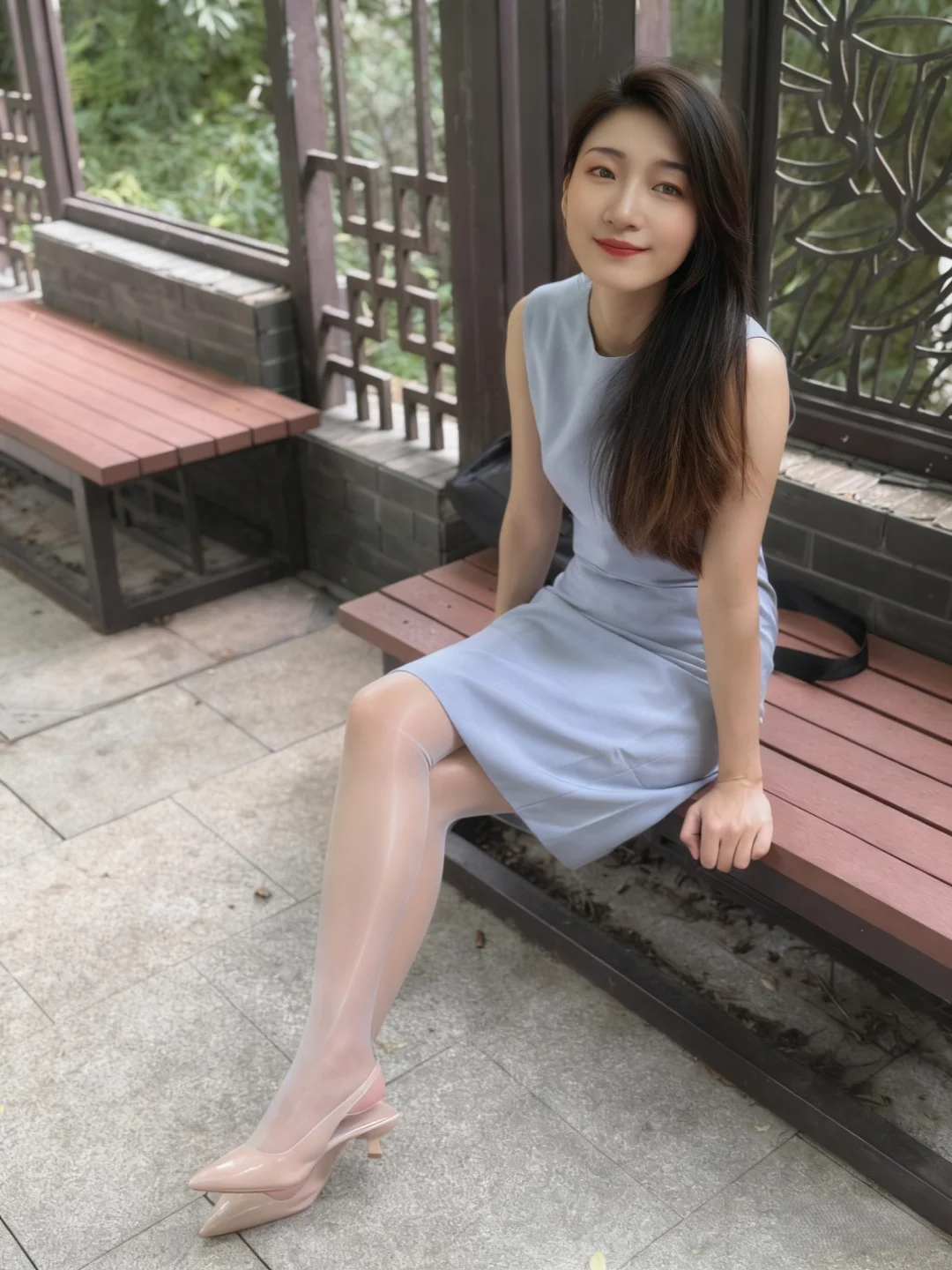 职场通勤 OOTD｜浅蓝连衣裙 + 光泽丝袜