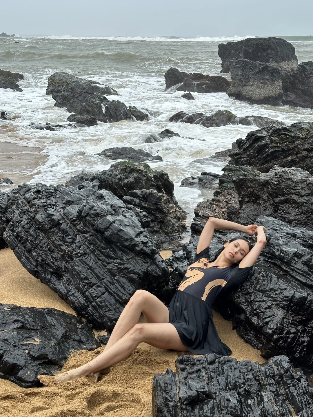 黑金泳装主题就要找黑礁石金沙滩场景