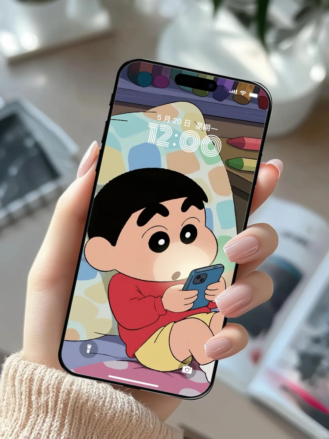 小新也逃不过熬夜玩手机的快乐🤳锁屏壁纸