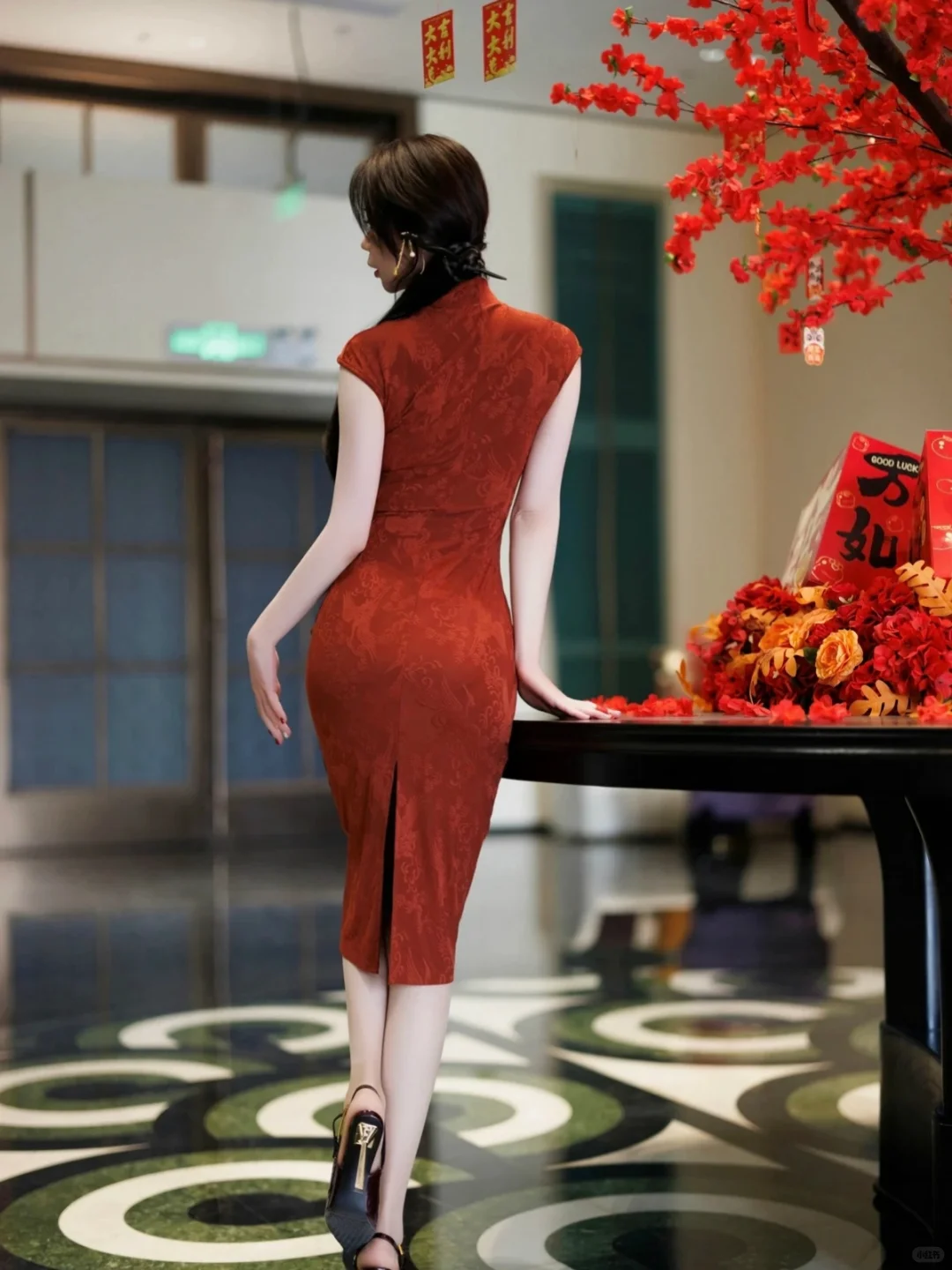 尽显身材的红色旗袍