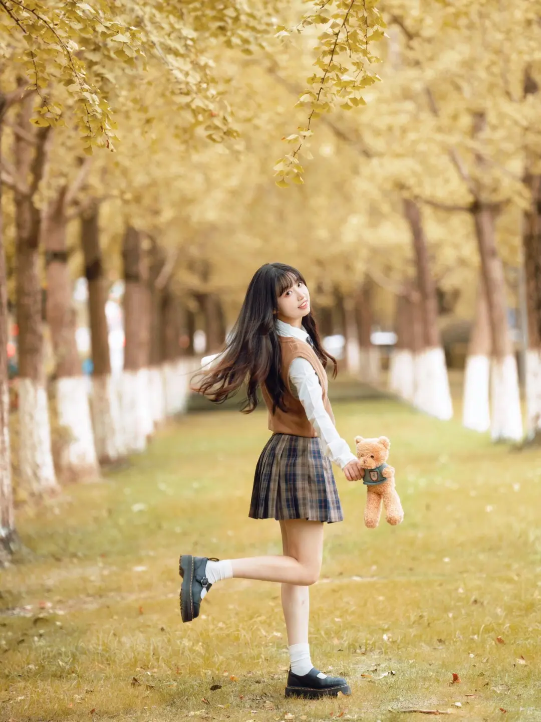 秋天银杏叶甜妹风拍照姿势，姐妹们收藏啦！