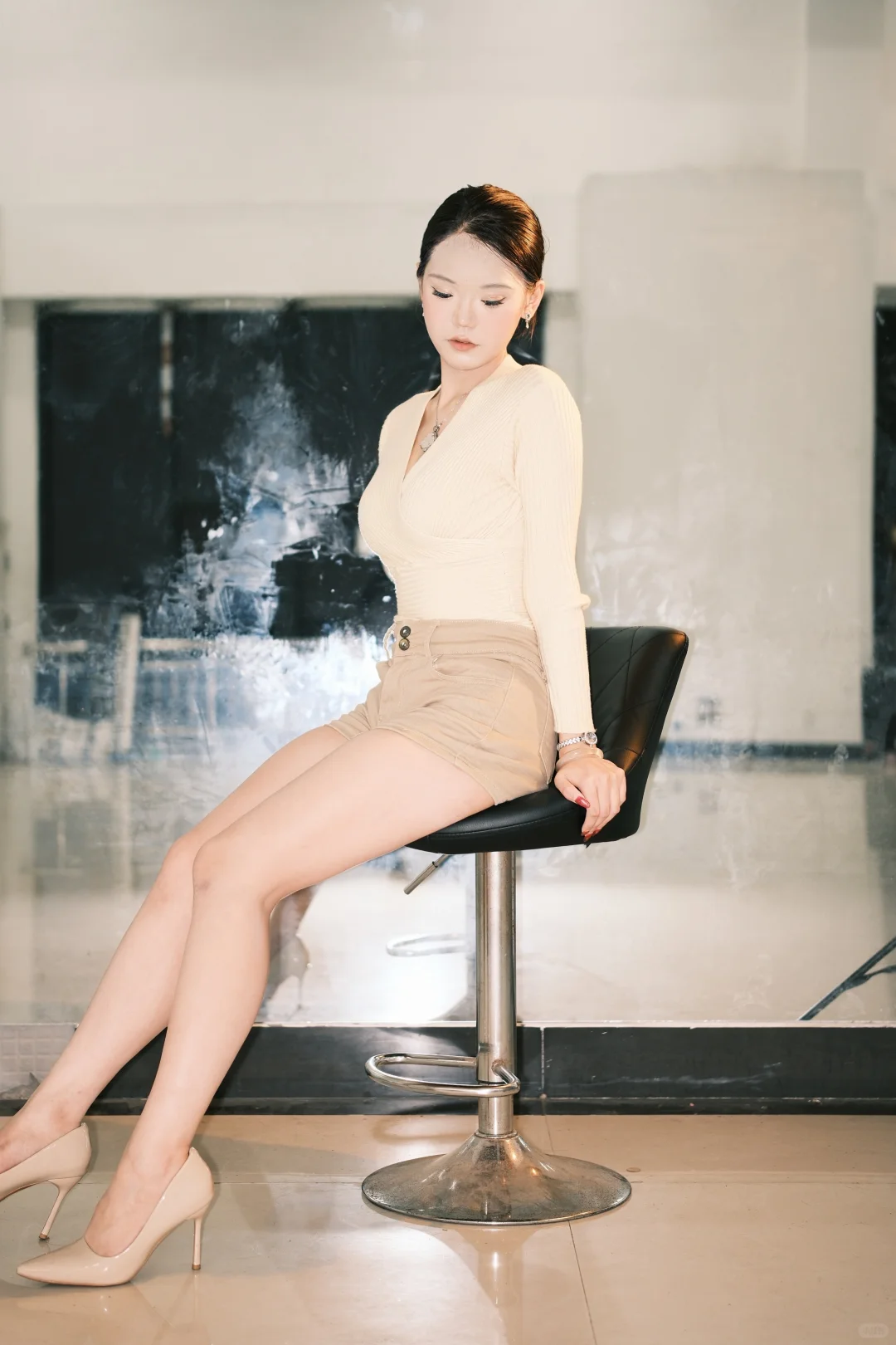 再说废话 就用高跟鞋踩烂你的嘴