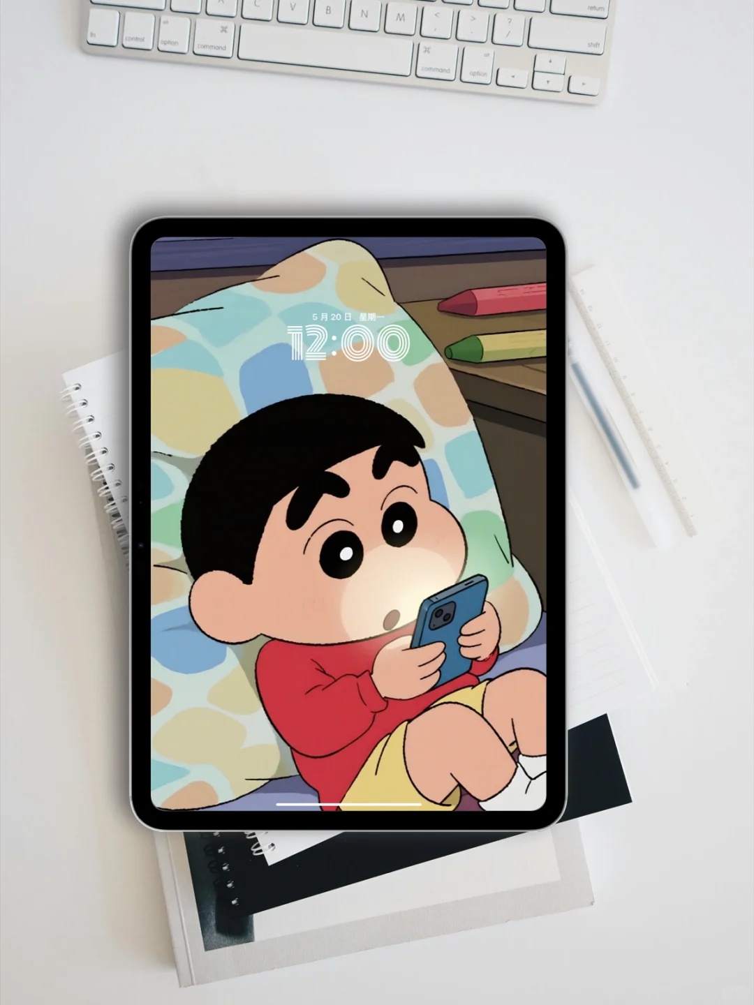 小新也逃不过熬夜玩手机的快乐🤳锁屏壁纸