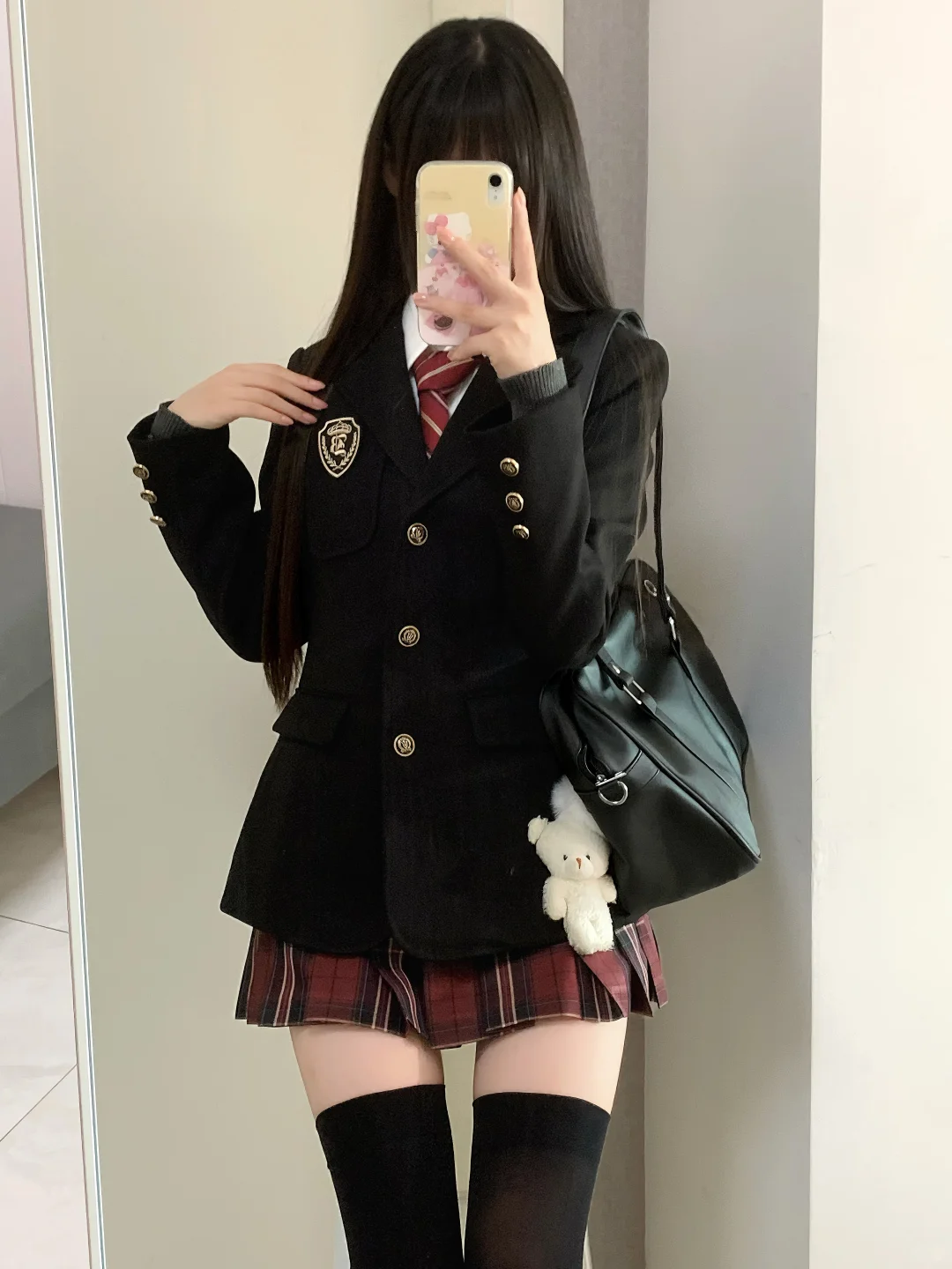 做了件三开身立体剪裁的校供收腰西服...