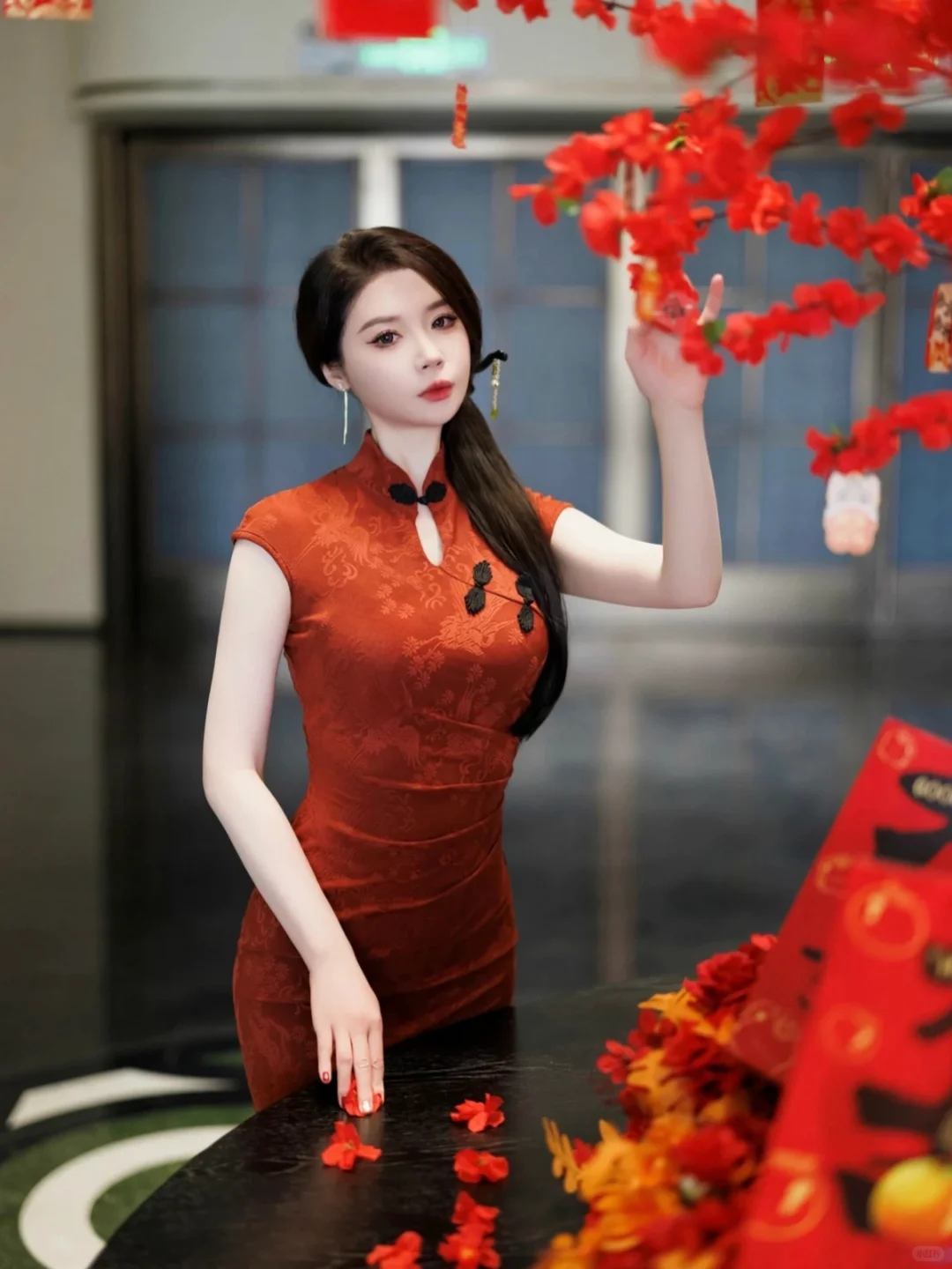 尽显身材的红色旗袍