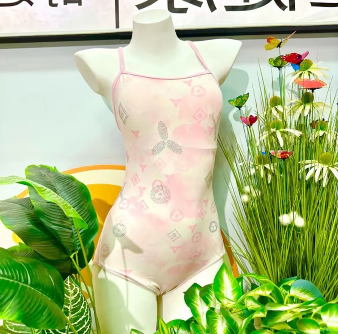 从平角泳衣到三角泳衣