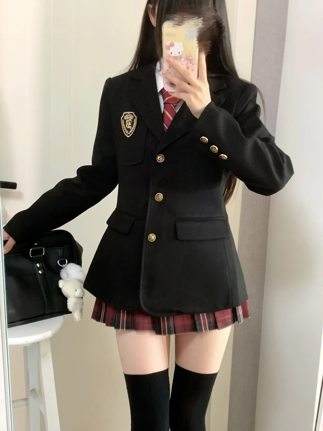 做了件三开身立体剪裁的校供收腰西服...