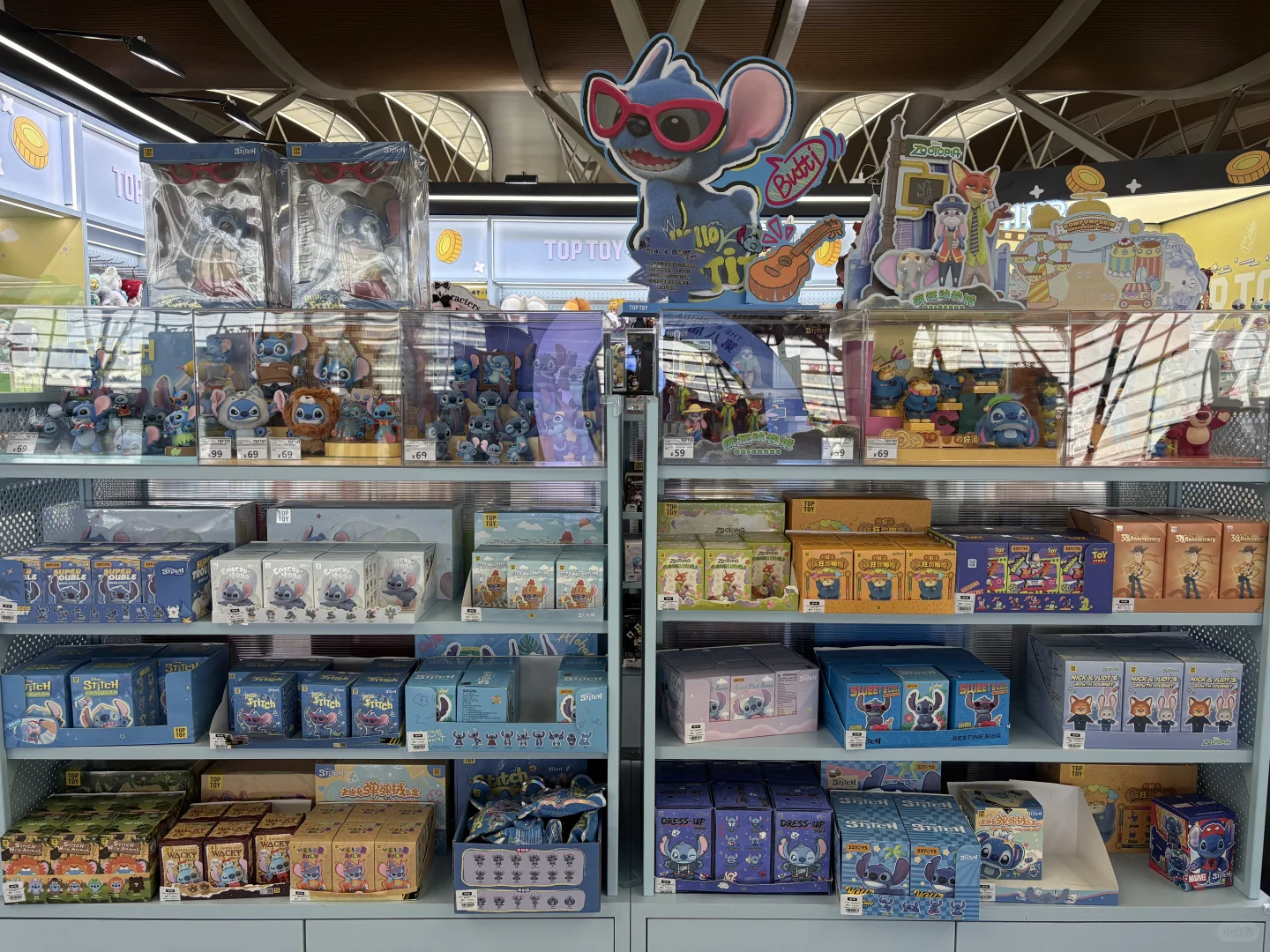 今天浦东机场T2，好大一面史迪奇