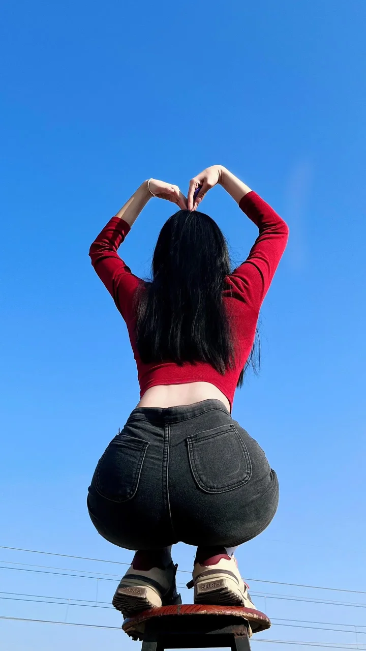 蓝天下仰拍壁纸（黑丝版）