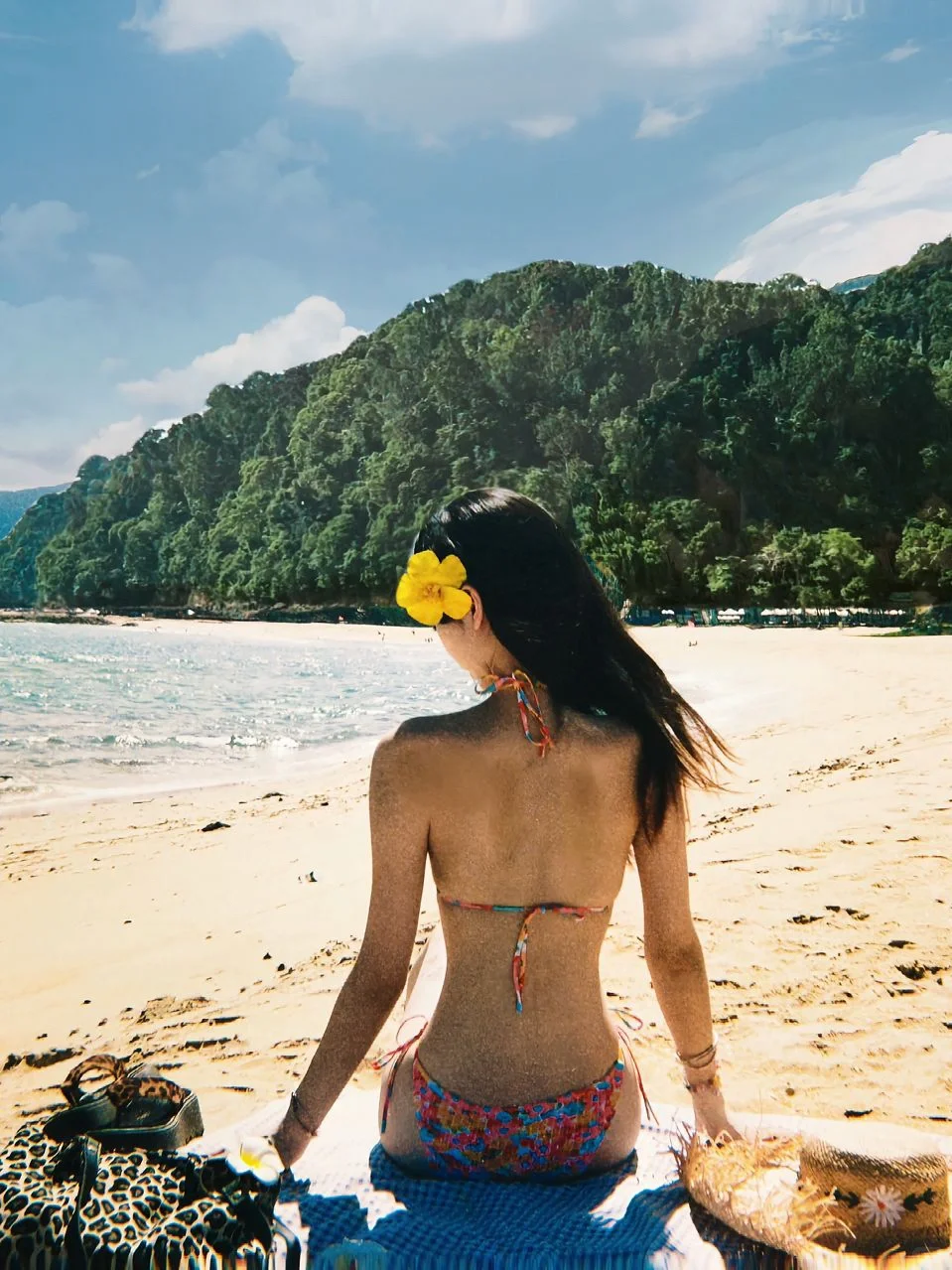 阳光沙滩与多巴胺少女的合照～🌈👙🫧