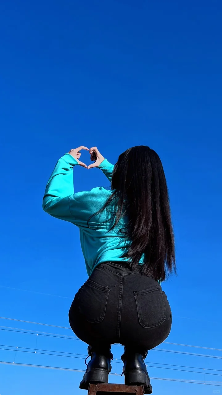 蓝天下仰拍壁纸（黑丝版）