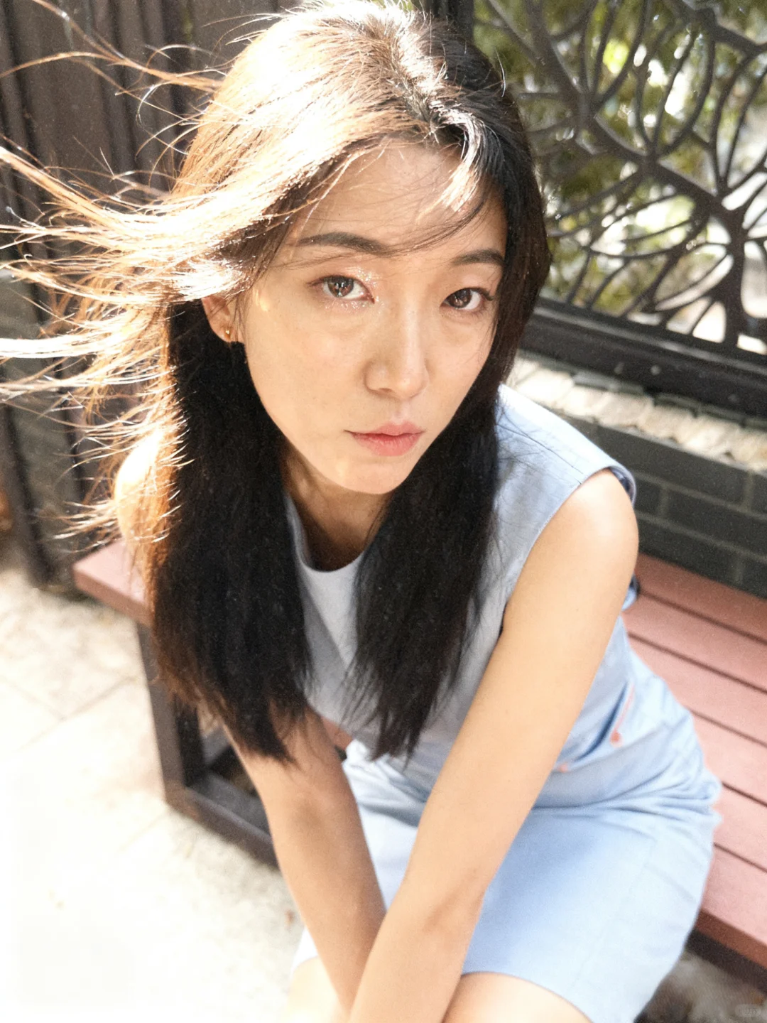 职场通勤 OOTD｜浅蓝连衣裙 + 光泽丝袜