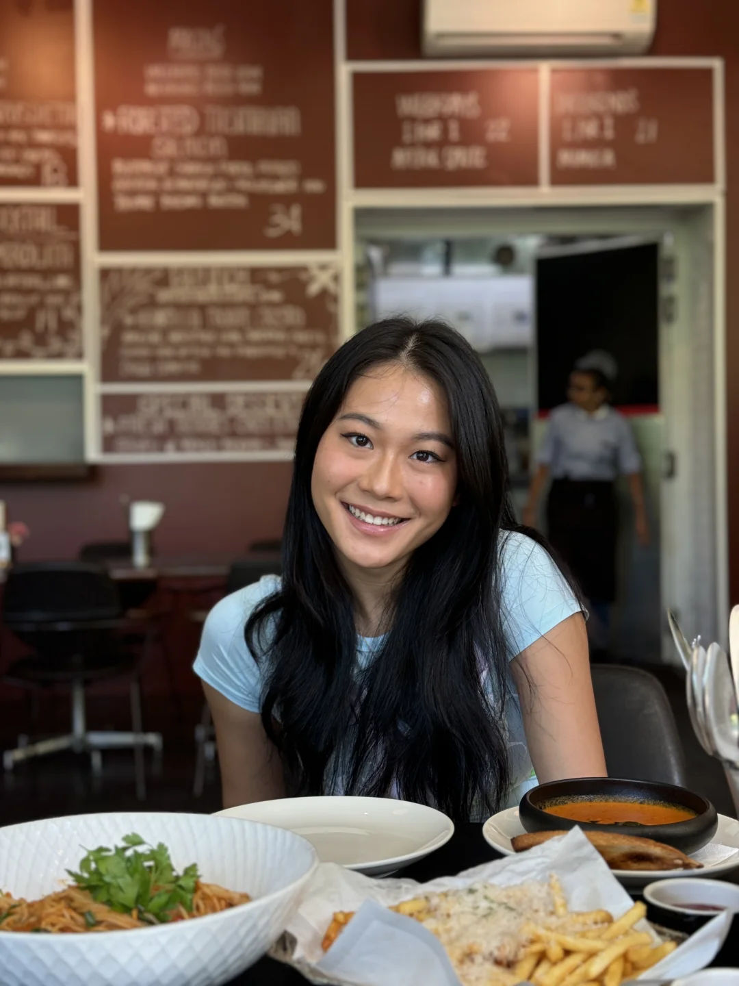 不知道啊她留了个学就变成这样了