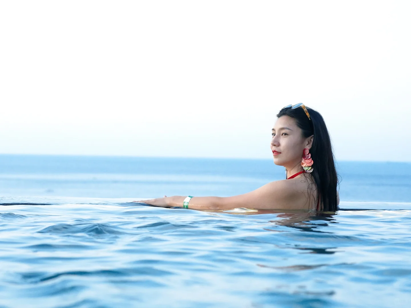 小众泳衣推荐 无边泳池