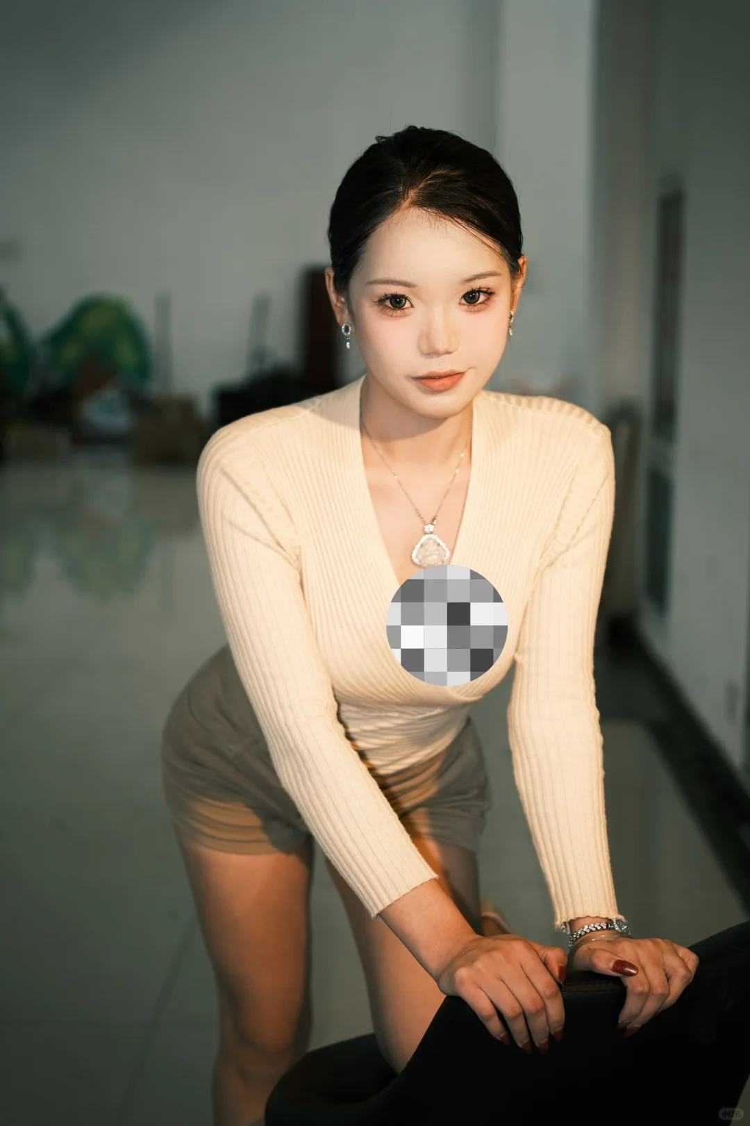 再说废话 就用高跟鞋踩烂你的嘴