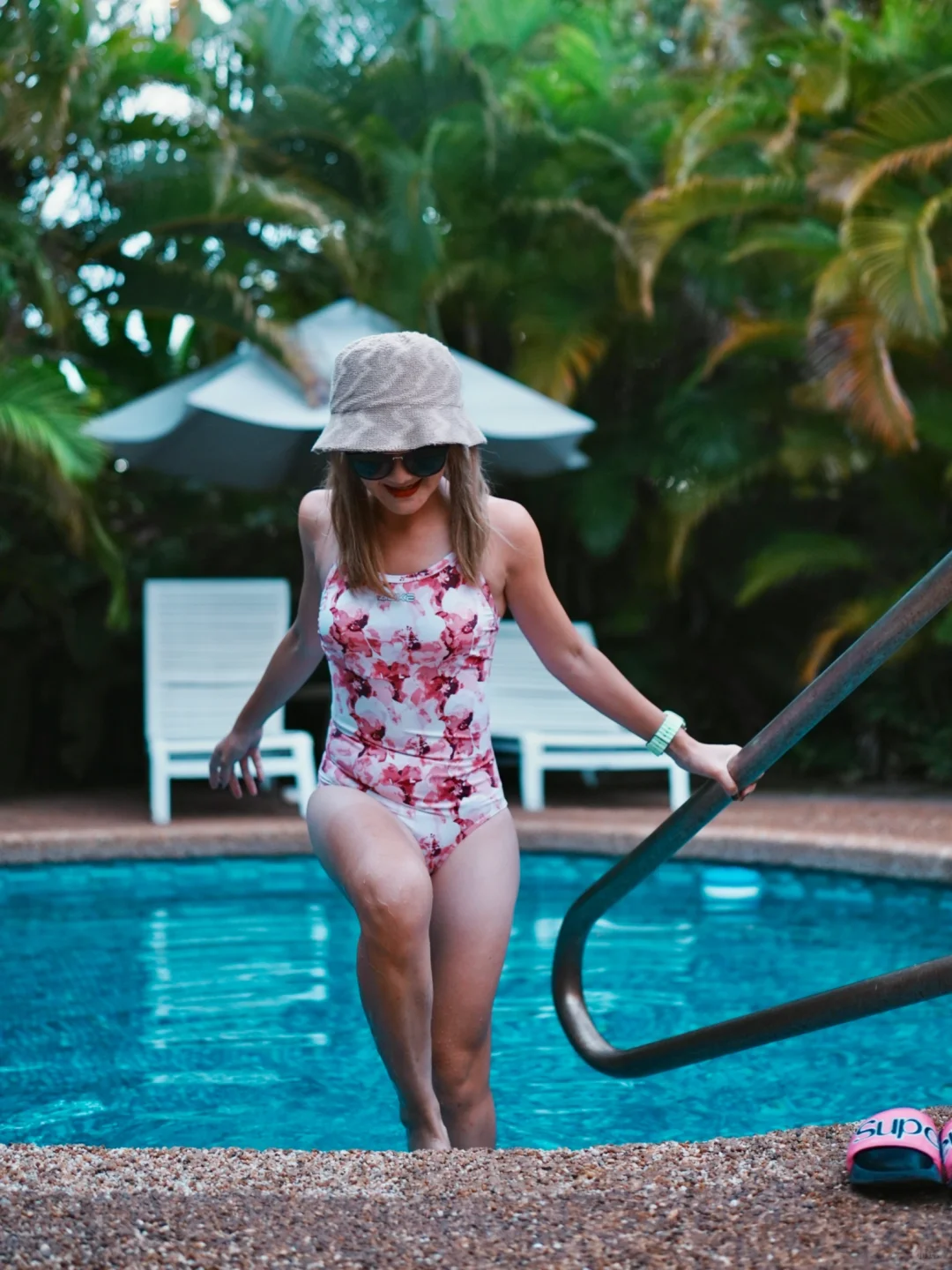 💕这件胭脂粉花竞速泳衣，真是戳中少女心！