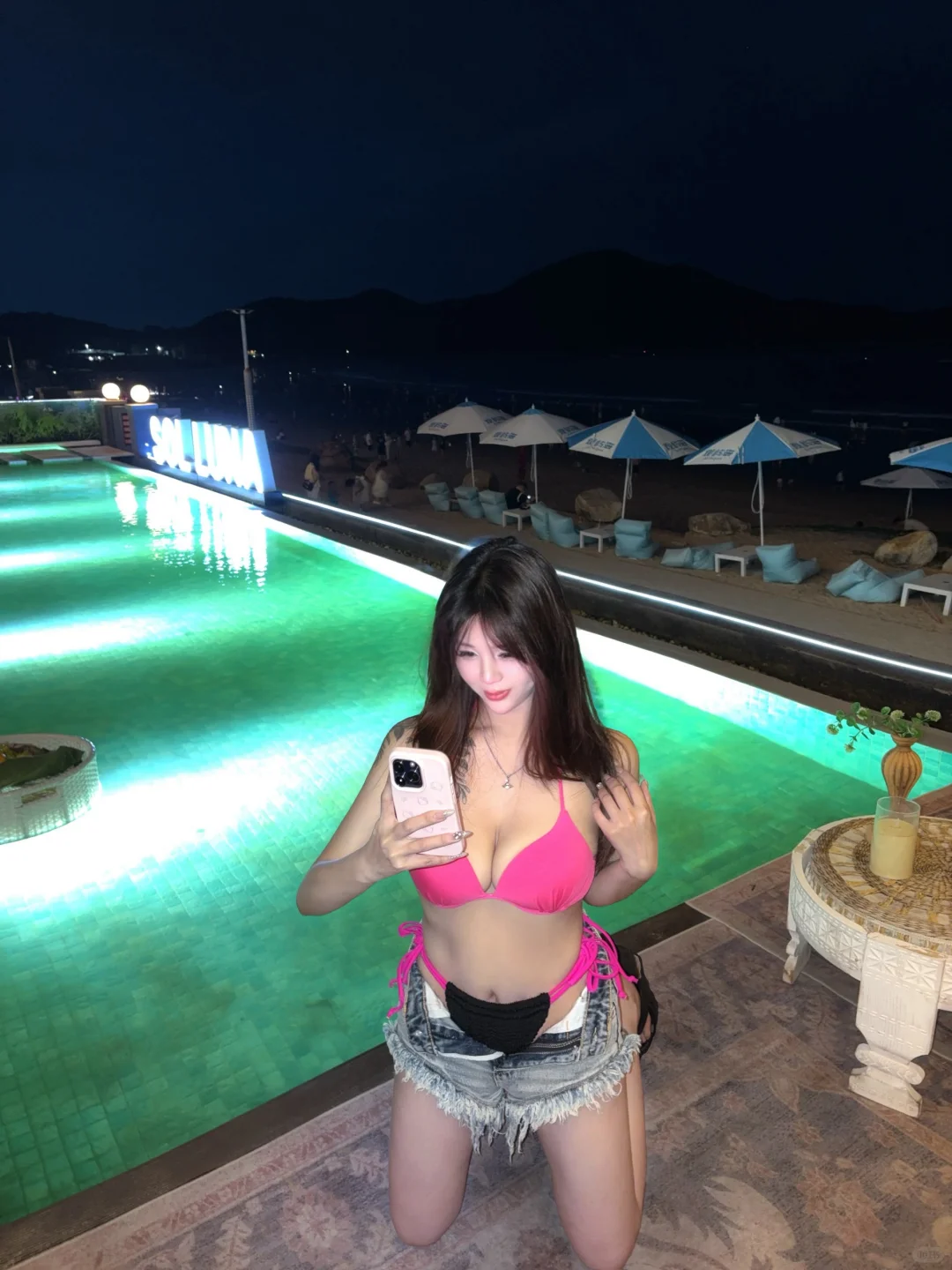 泳池边的氛围感拍照🤳