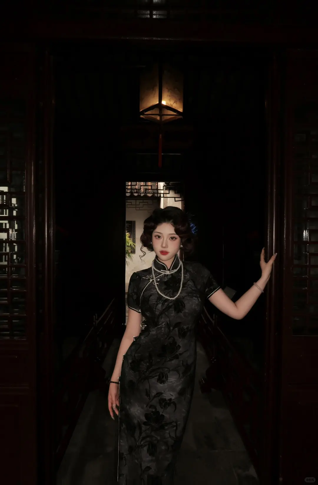 来苏州必须做的手推波，黑色旗袍别太有韵味