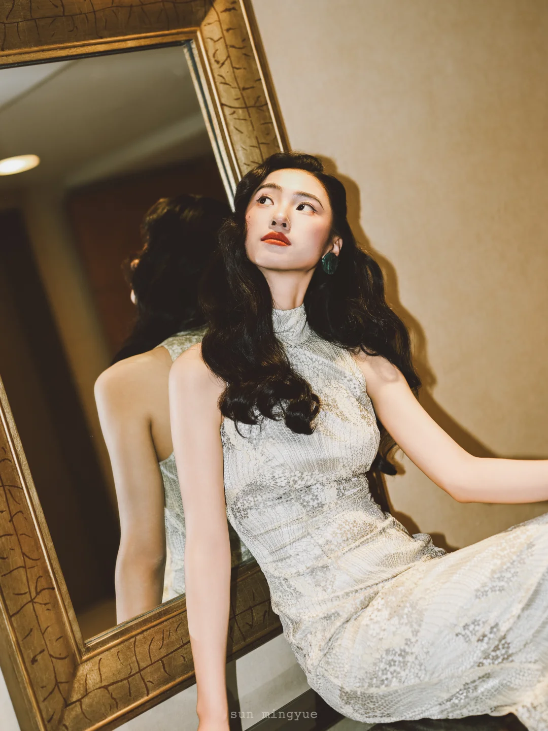 新中式旗袍披发造型好美