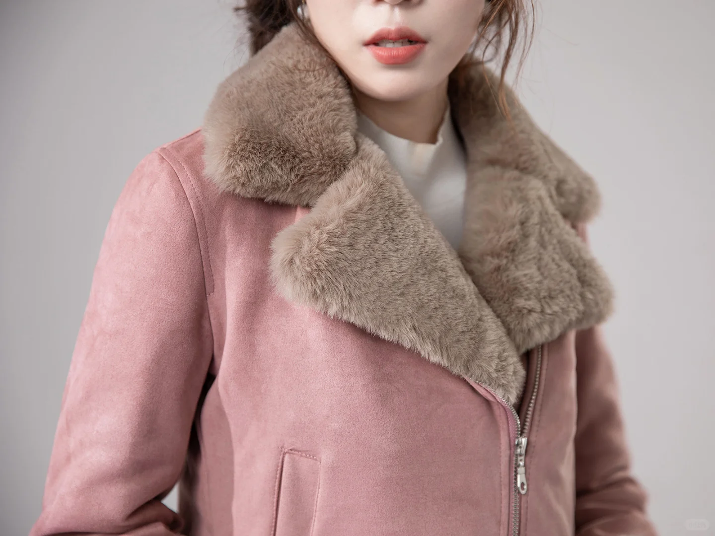 「柔雾皮粉外套：大毛领里的冬天甜妹感✨」
