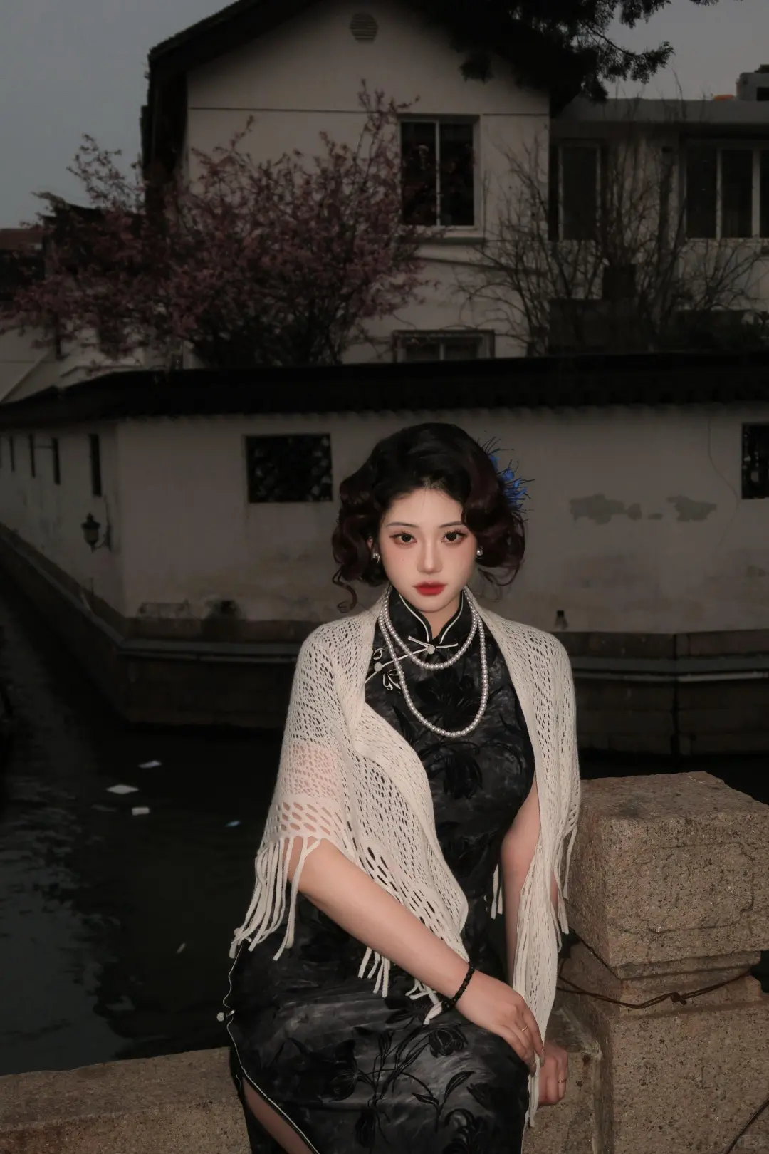 来苏州必须做的手推波，黑色旗袍别太有韵味