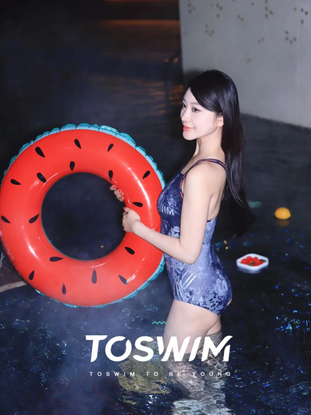 金属银印泳衣绝了！暖光下温泉出片超吸睛