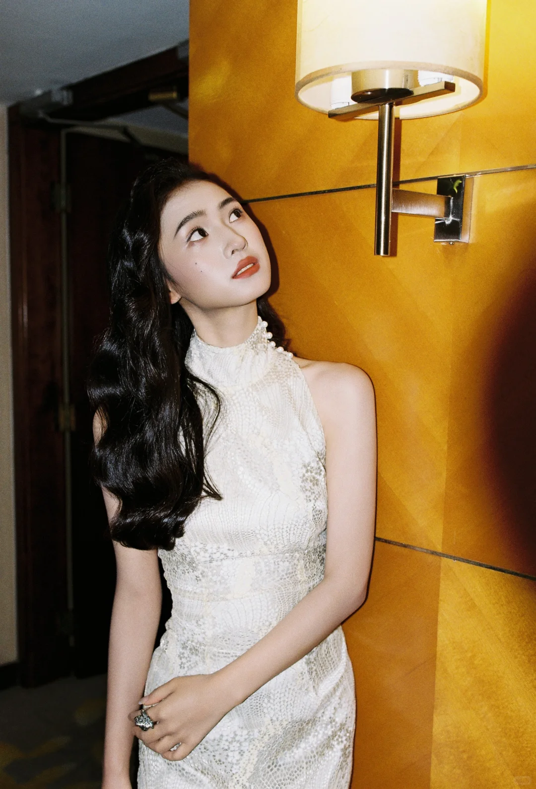 新中式旗袍披发造型好美