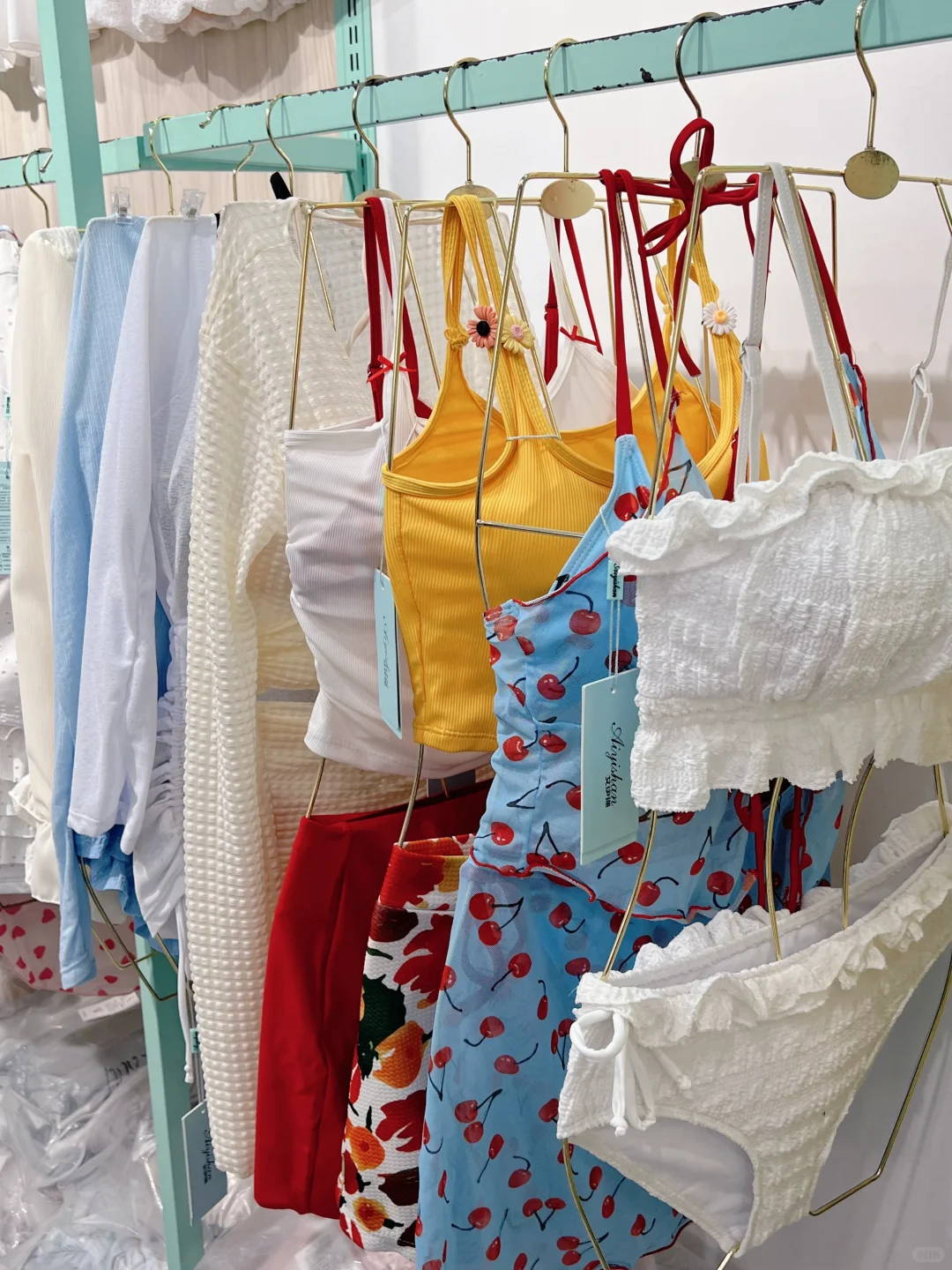 这泳衣是把“甜妹氛围感”灌进面料里了吧！