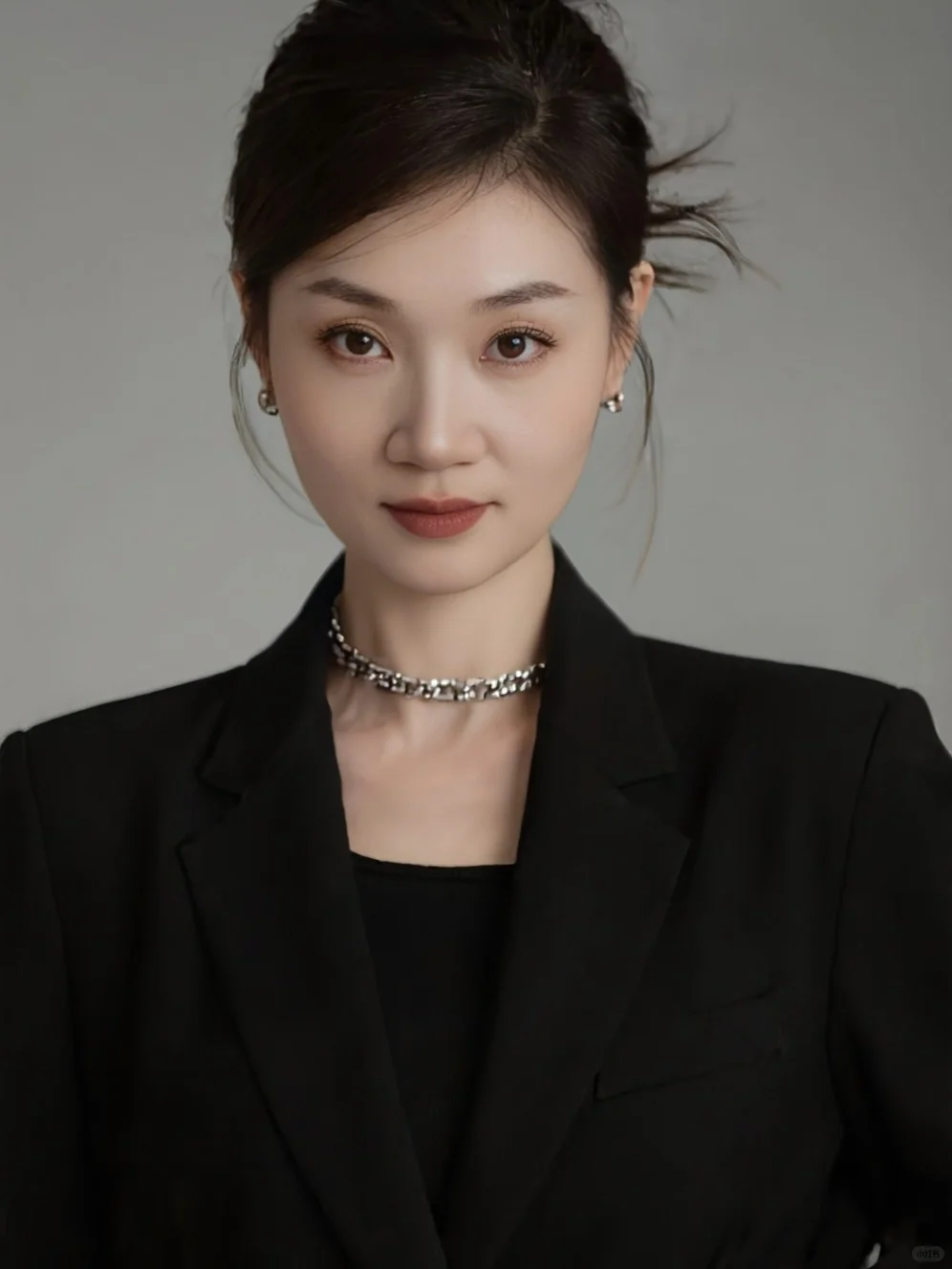 all black+黑丝这组合，又欲又飒！