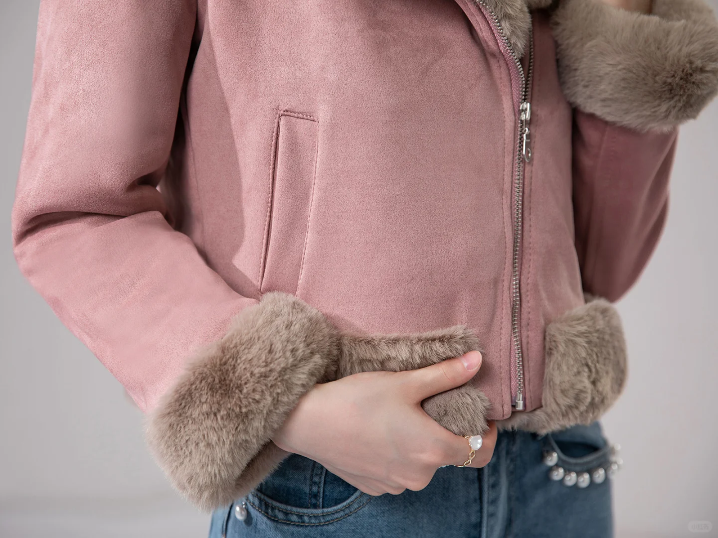 「柔雾皮粉外套：大毛领里的冬天甜妹感✨」