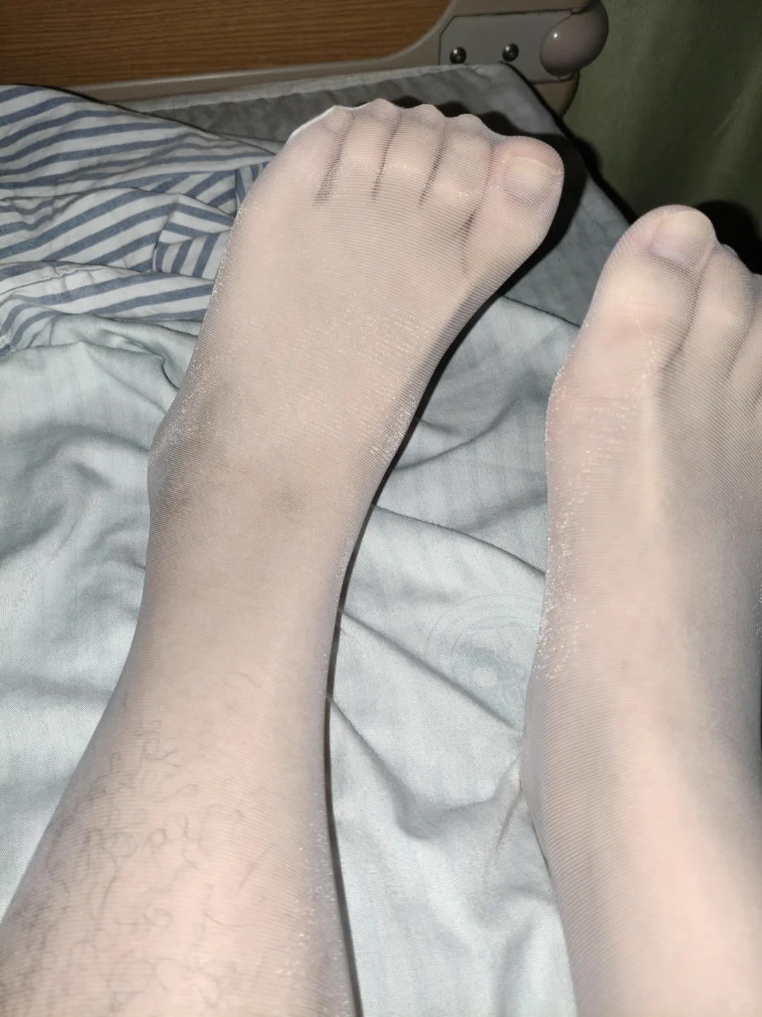 ✨白色丝袜的舒适秘密，穿上就不想脱！🧦