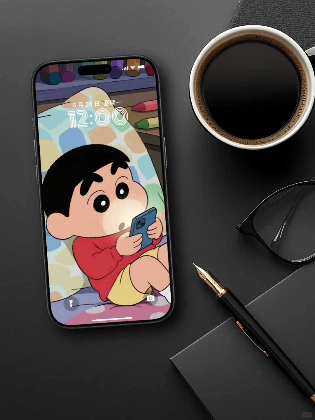 小新也逃不过熬夜玩手机的快乐🤳锁屏壁纸