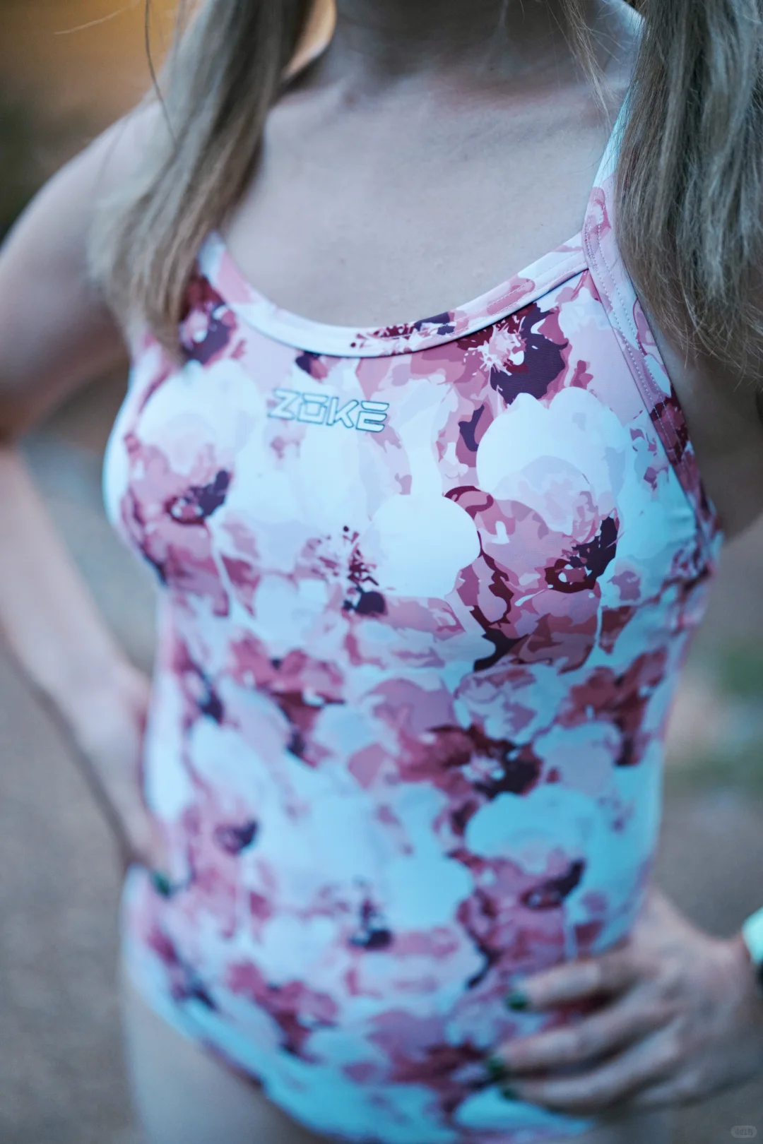 💕这件胭脂粉花竞速泳衣，真是戳中少女心！