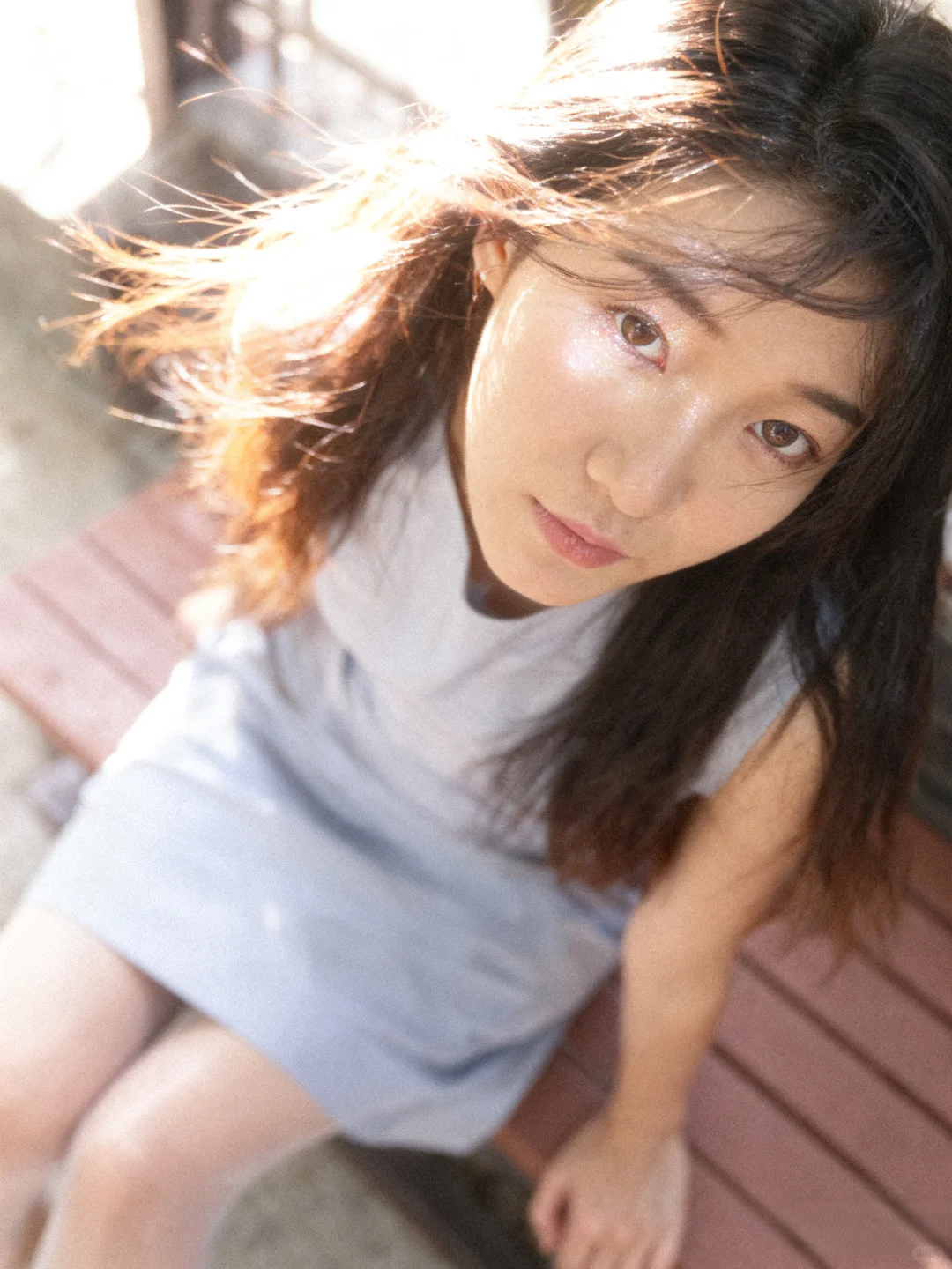 职场通勤 OOTD｜浅蓝连衣裙 + 光泽丝袜