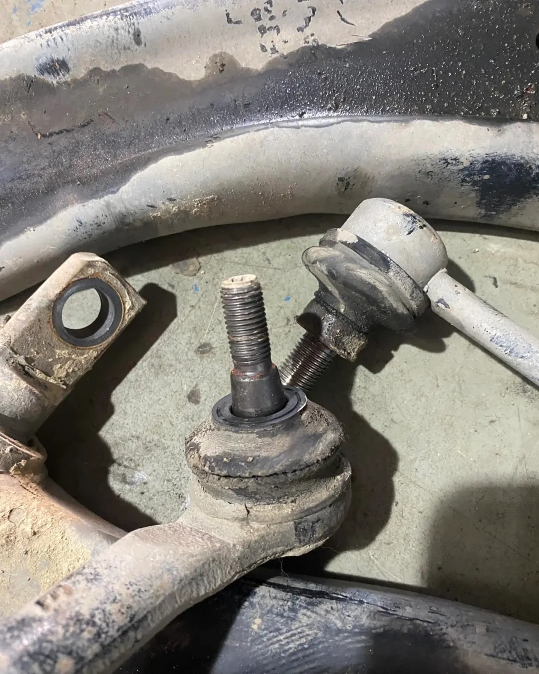 下摆臂胶套开裂有必要更换吗？