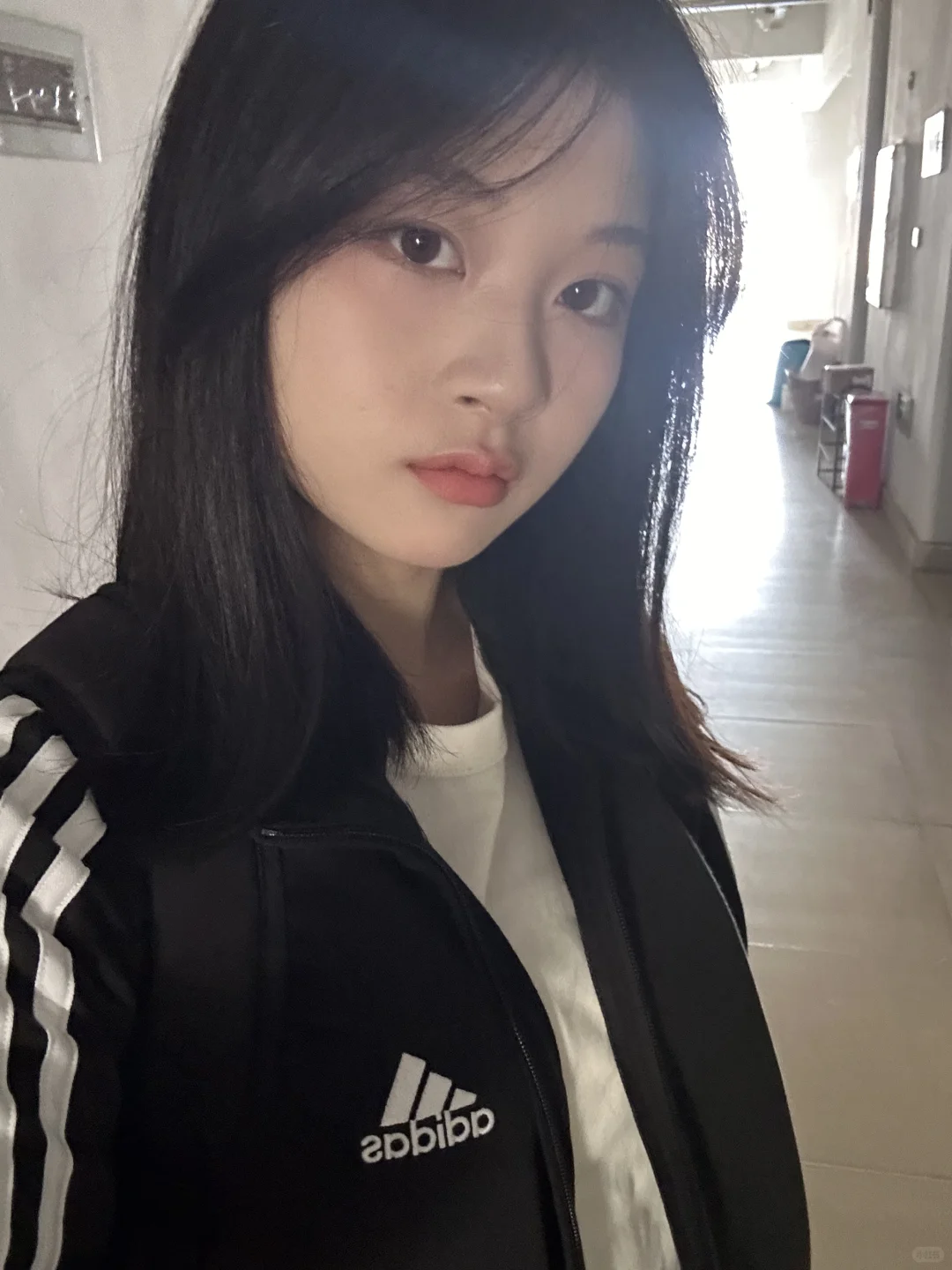 大学生装小学生