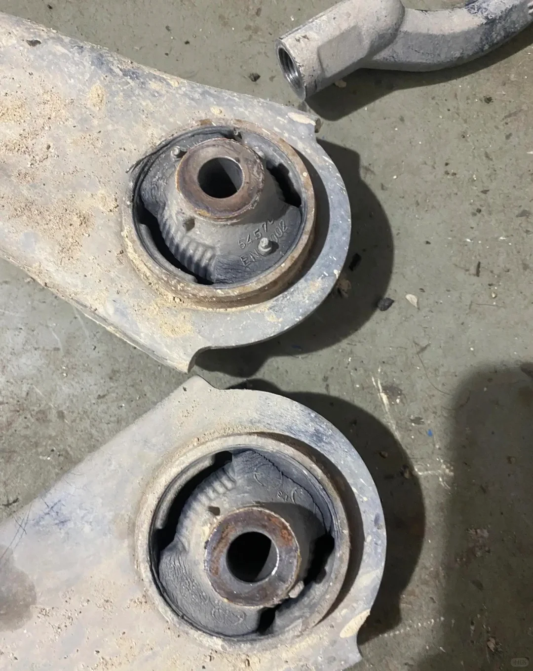 下摆臂胶套开裂有必要更换吗？