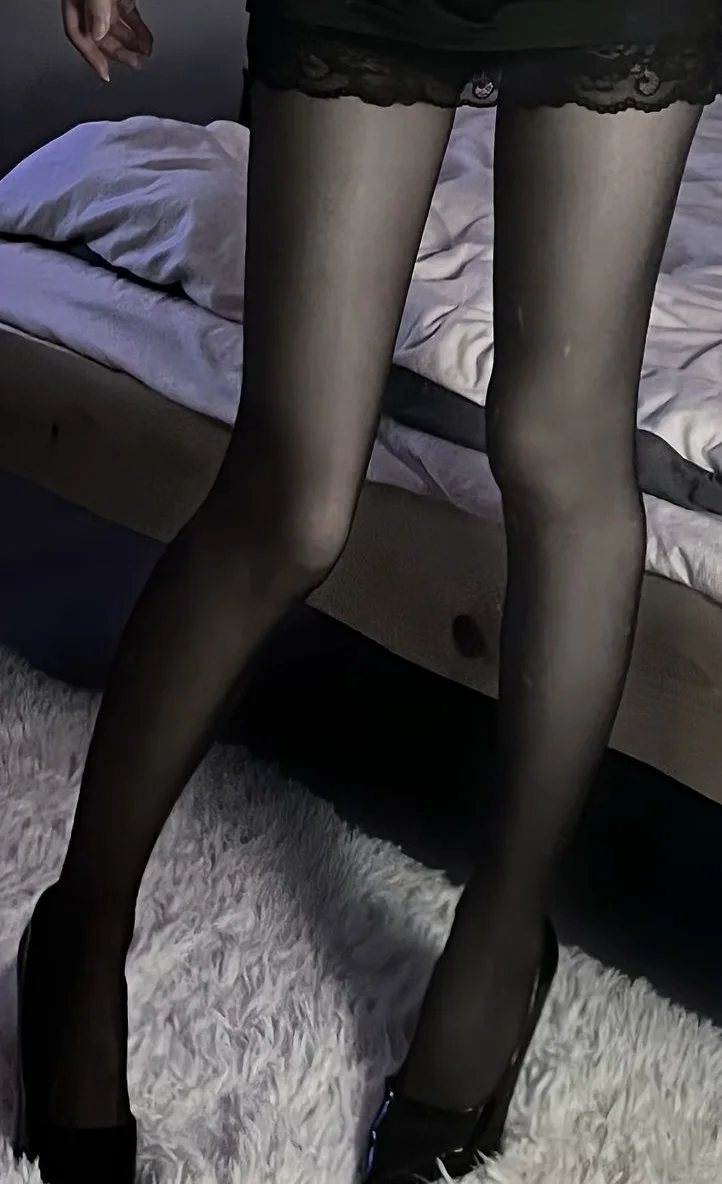 谁懂啊！这双黑丝直接把纯欲氛围感焊在身上
