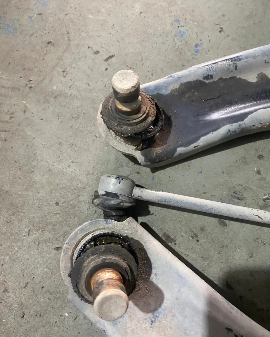 下摆臂胶套开裂有必要更换吗？