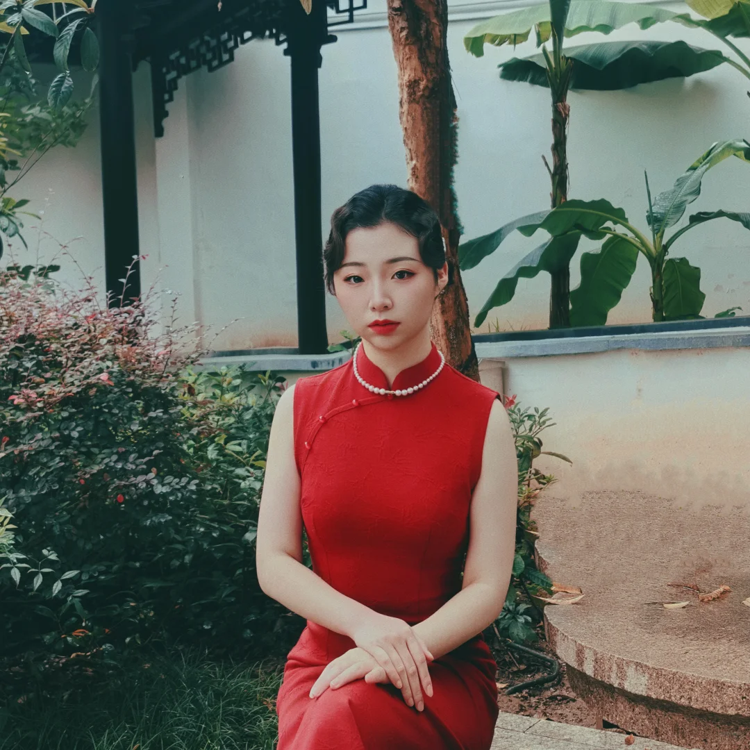 旗袍美人，谁敢信这是02年的小妹妹！